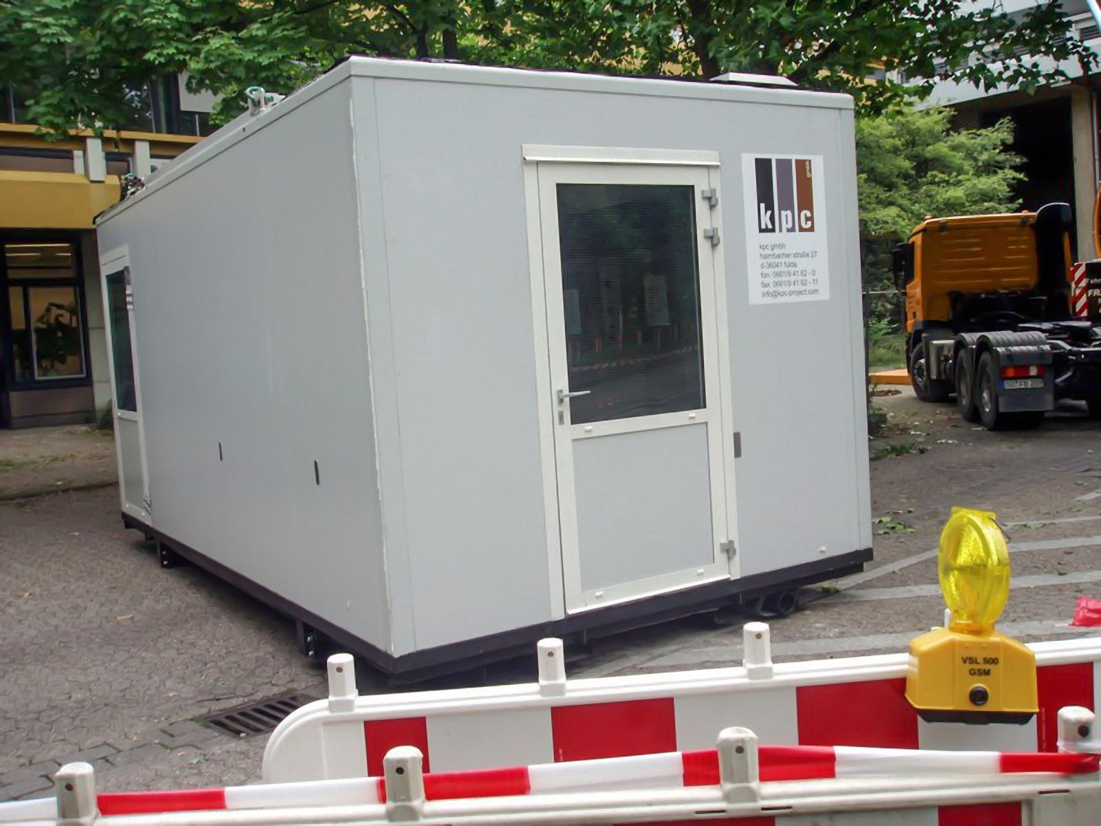 Transport von großen Küchencontainern auf ein Dach