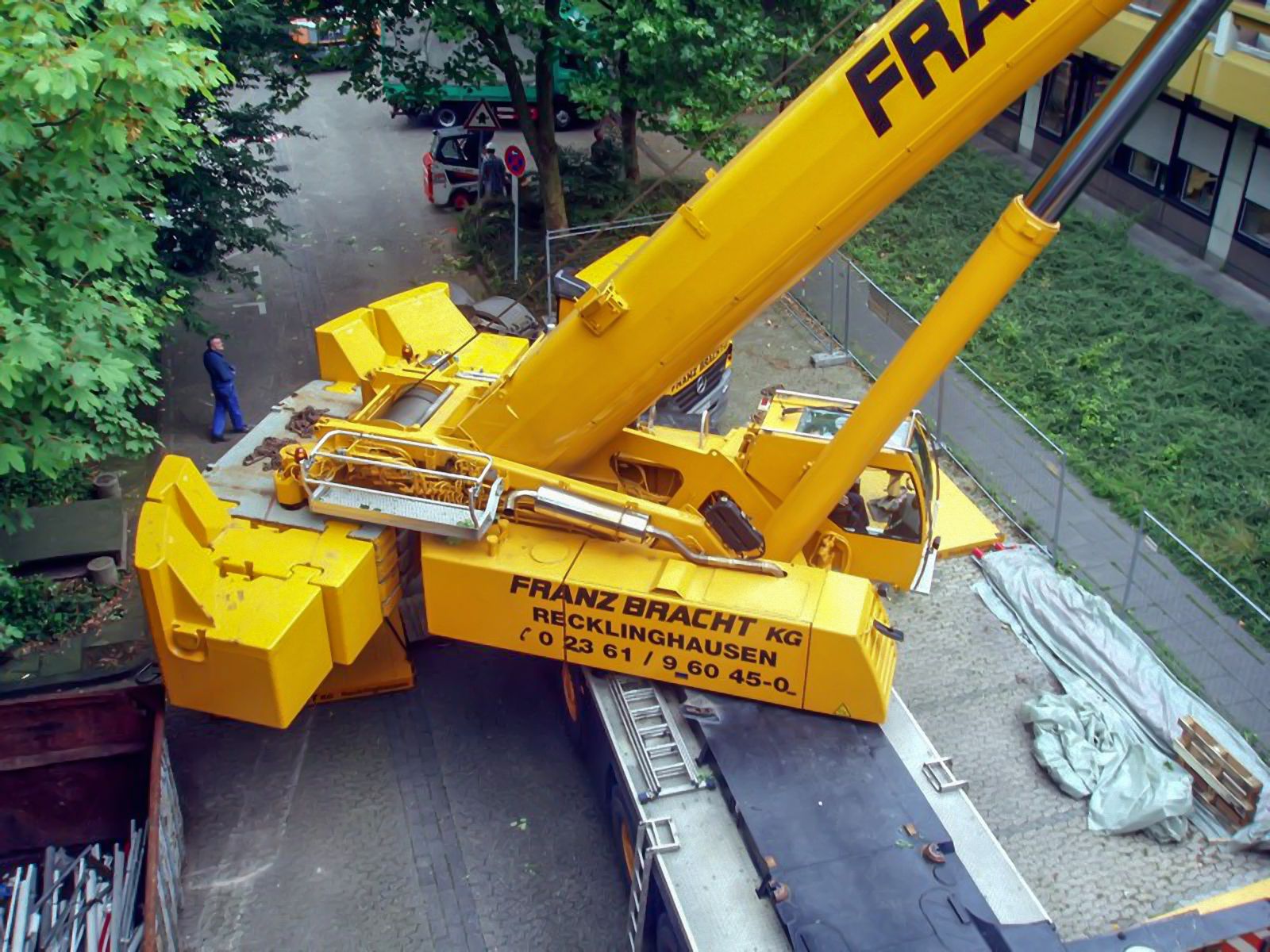 Transport von großen Küchencontainern auf ein Dach