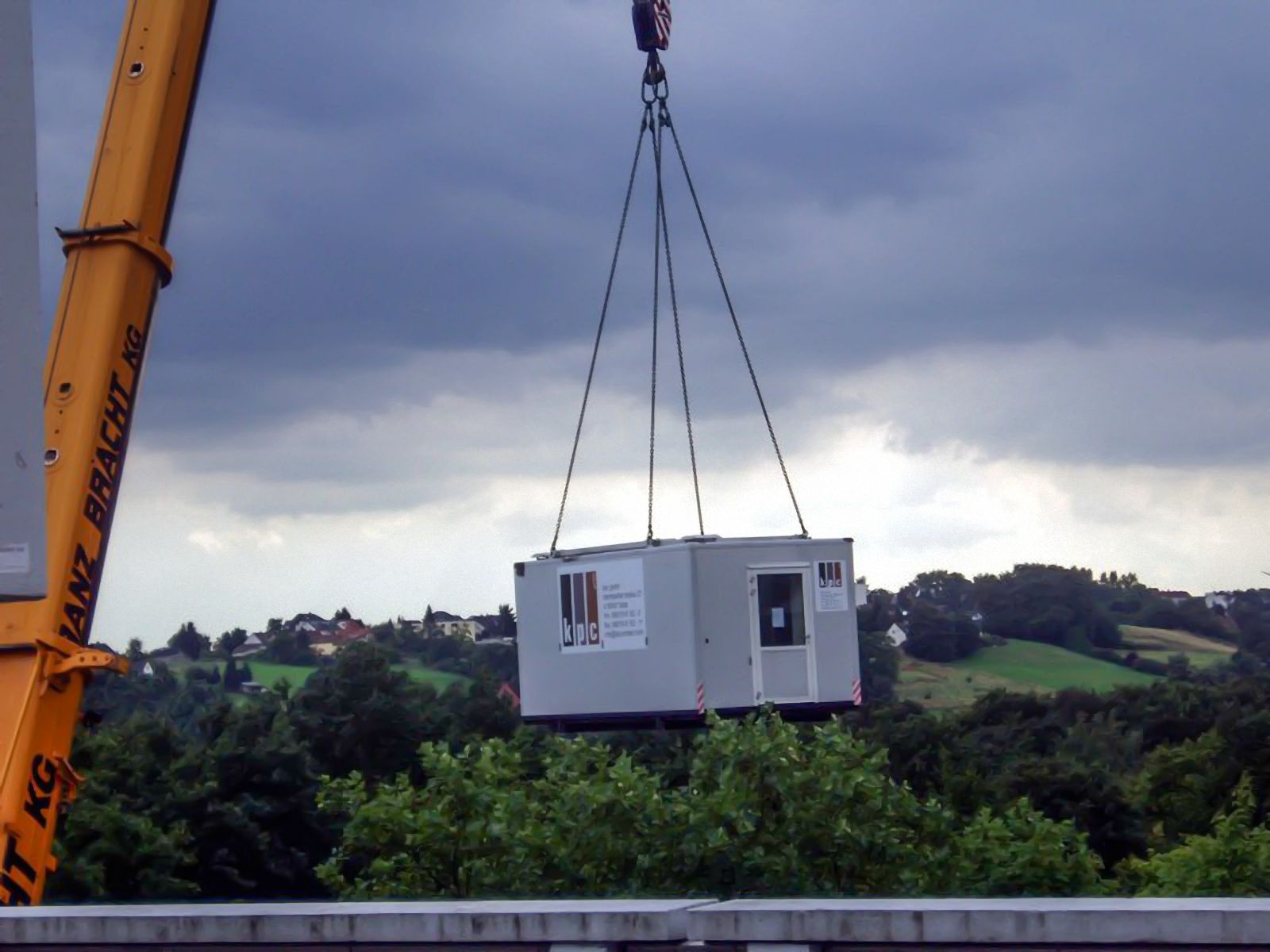 Transport von großen Küchencontainern auf ein Dach