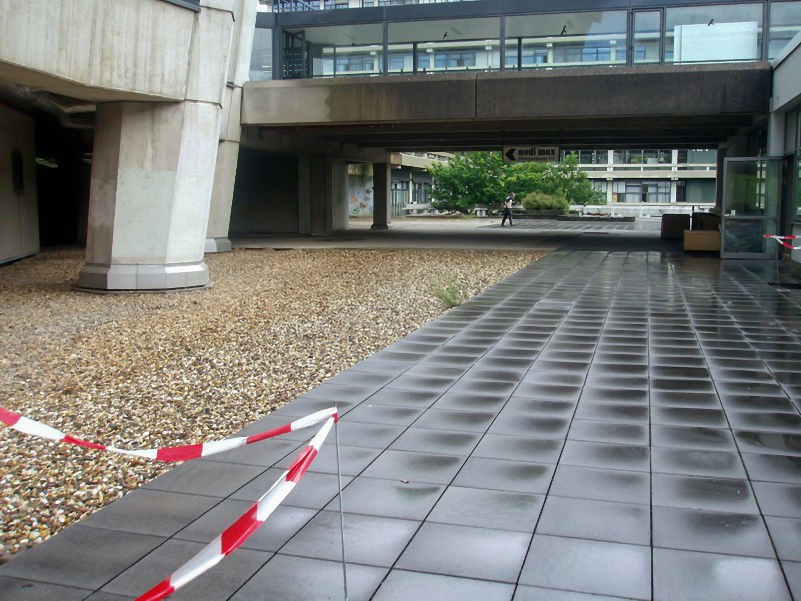 Transport von großen Küchencontainern auf ein Dach