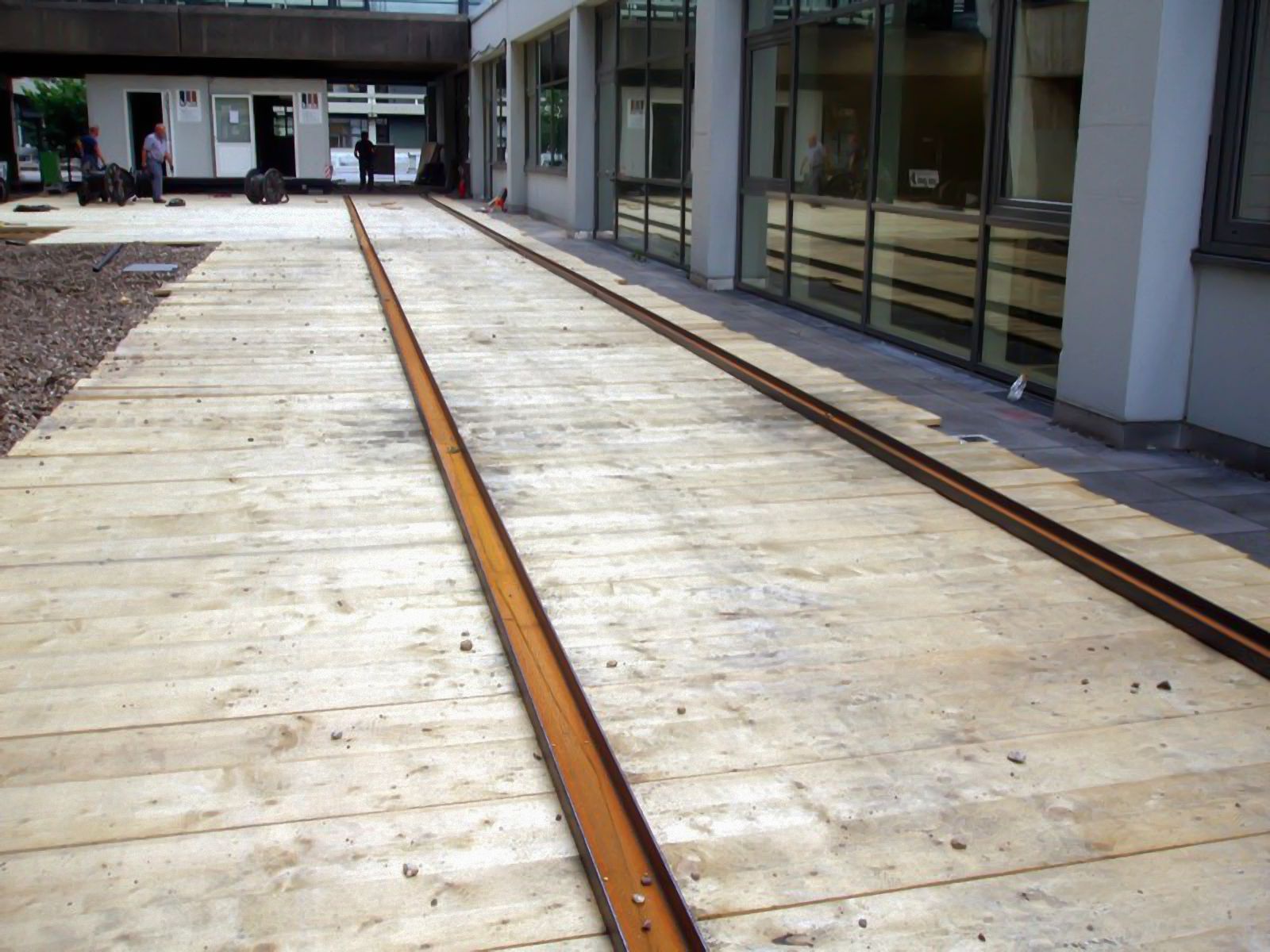 Transport von großen Küchencontainern auf ein Dach