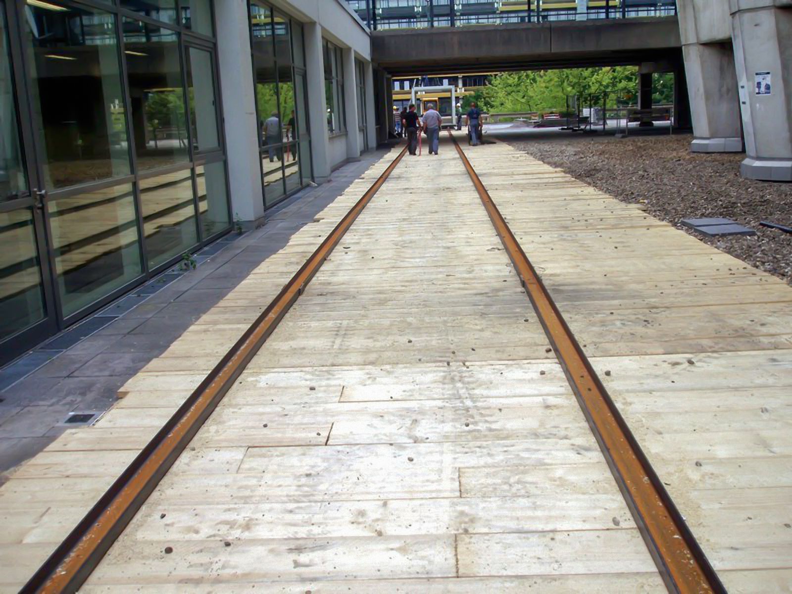 Transport von großen Küchencontainern auf ein Dach