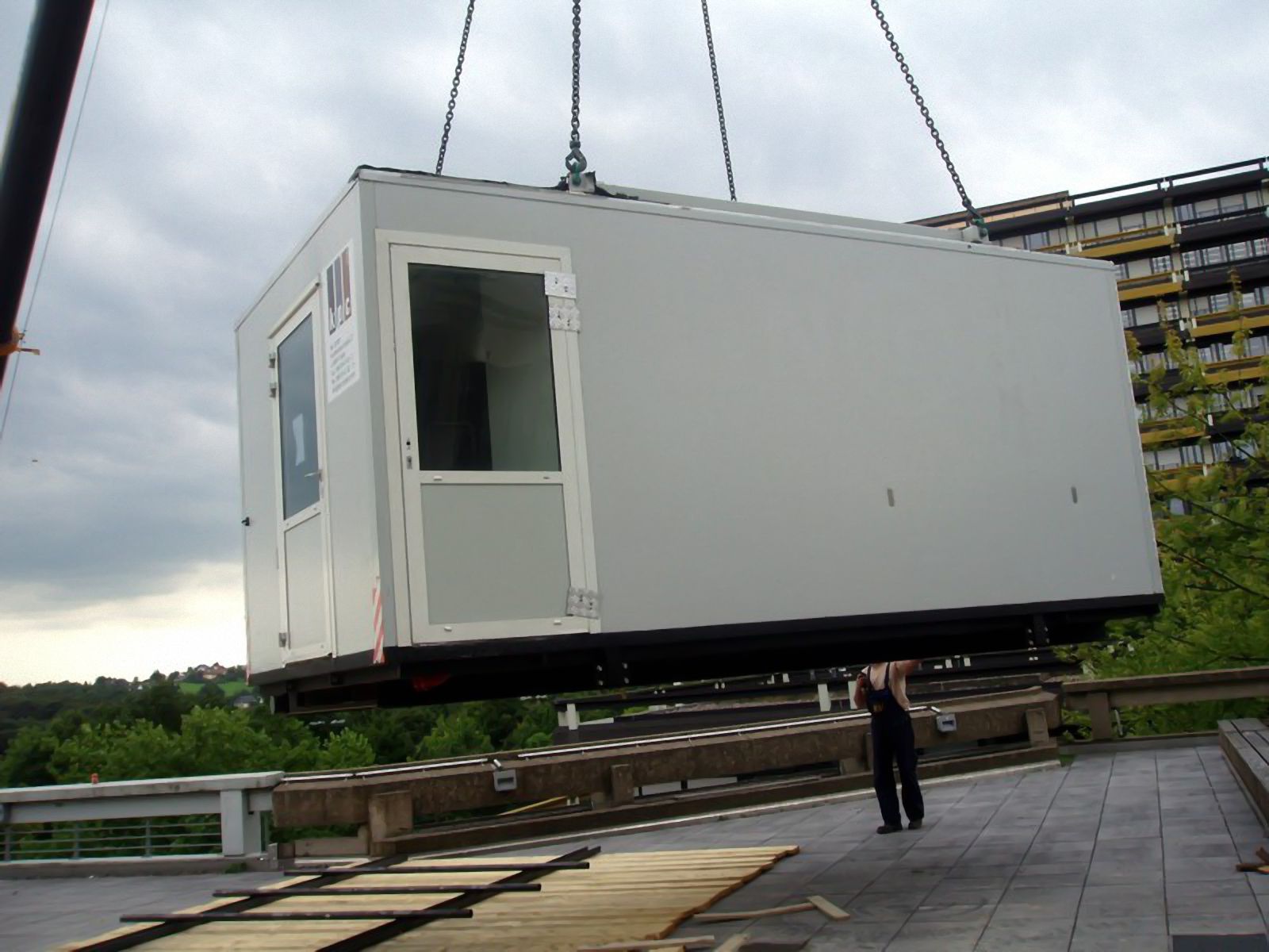Transport von großen Küchencontainern auf ein Dach