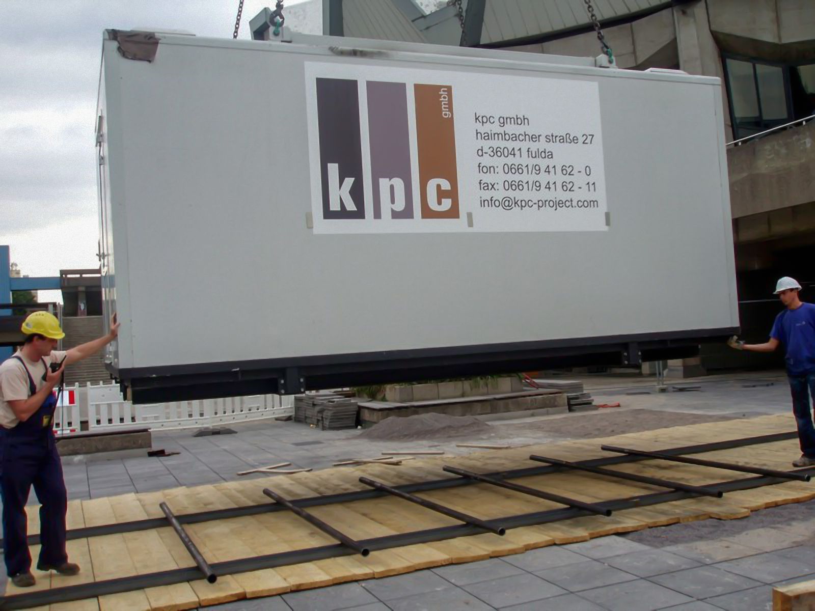 Transport von großen Küchencontainern auf ein Dach