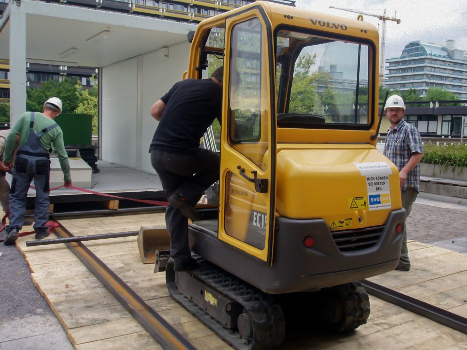Transport von großen Küchencontainern auf ein Dach