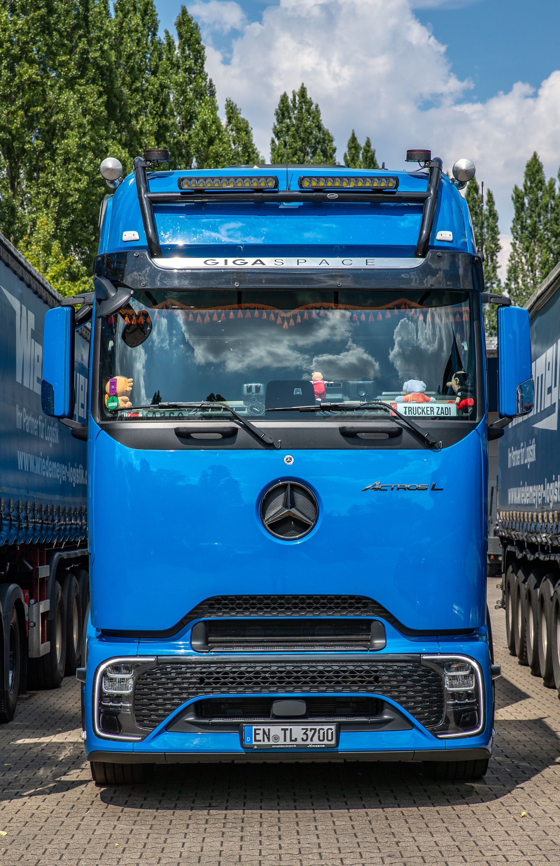 Neue Fahrzeuge von Wiedemeyer Logistik in Szene gesetzt