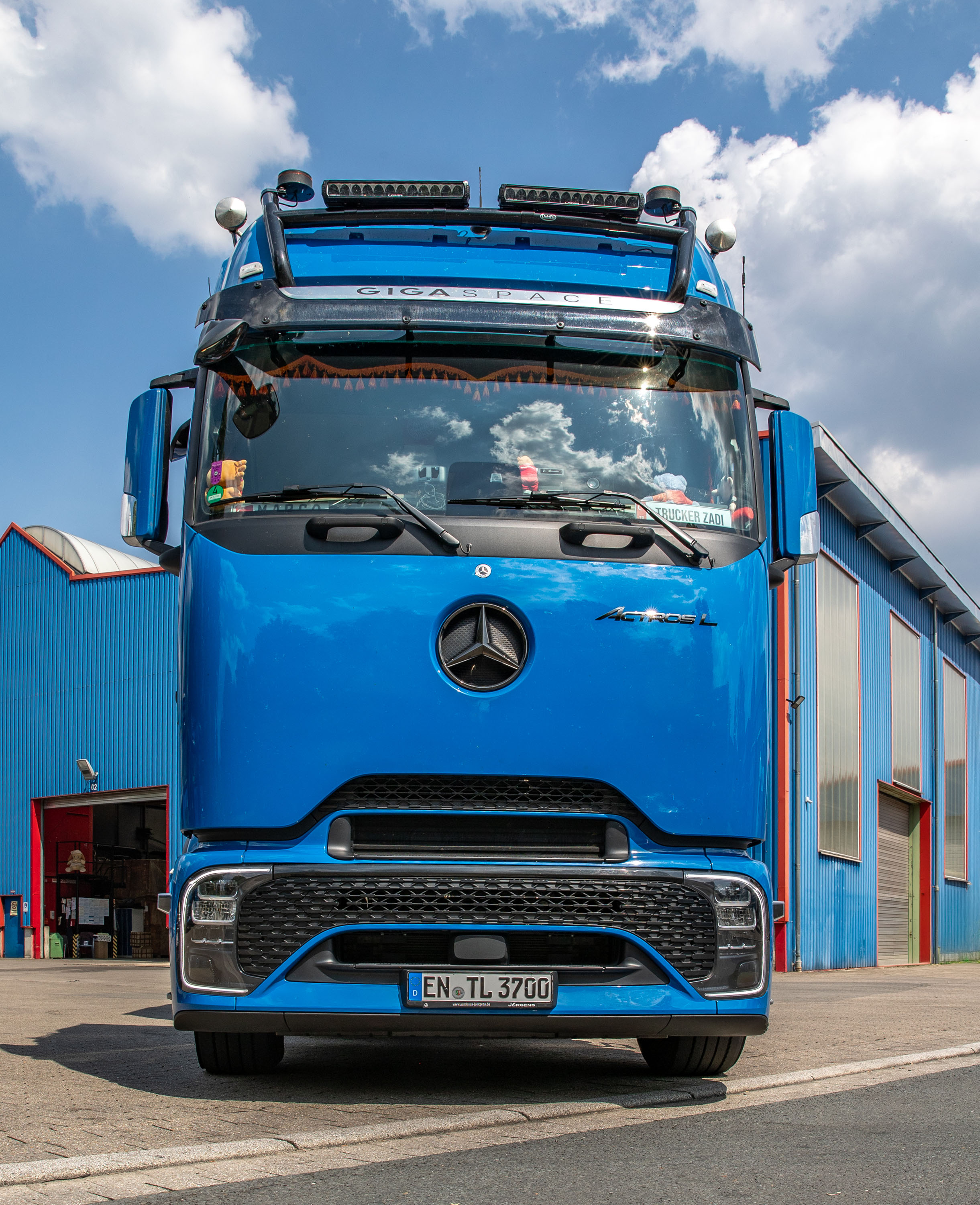 Neue Fahrzeuge von Wiedemeyer Logistik in Szene gesetzt
